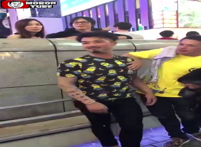 Video :Japan - a guy celebrates the new emperor by diving into the water